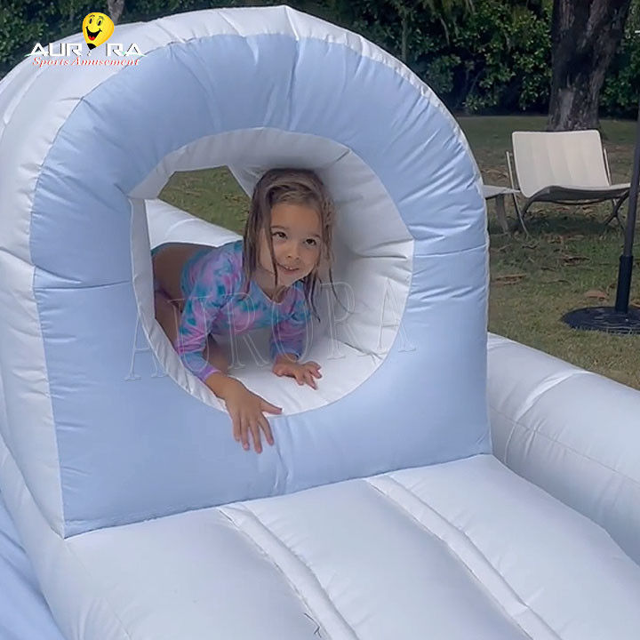 Białe wyposażenie do zabawy na zewnątrz, wyposażenie do zabawy, basen wodny dla dzieci