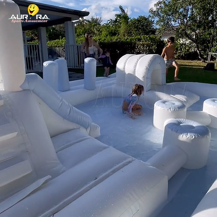 Białe wyposażenie do zabawy na zewnątrz, wyposażenie do zabawy, basen wodny dla dzieci