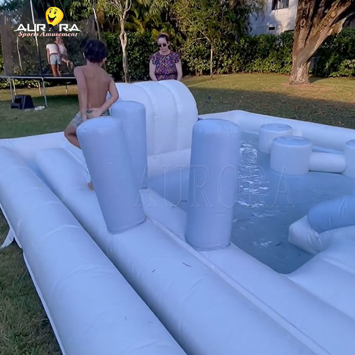 Białe wyposażenie do zabawy na zewnątrz, wyposażenie do zabawy, basen wodny dla dzieci