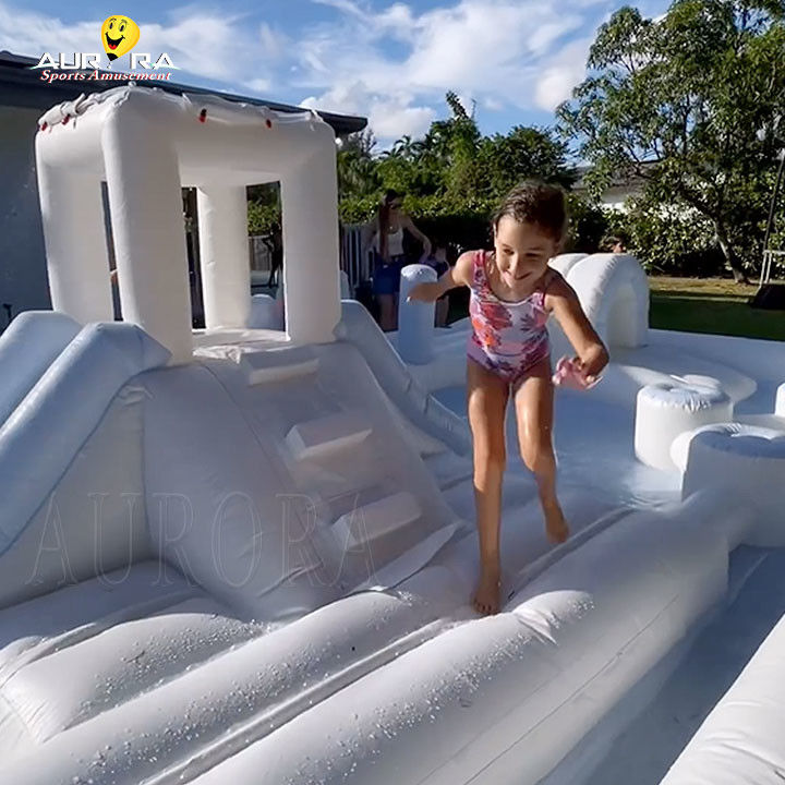 Białe wyposażenie do zabawy na zewnątrz, wyposażenie do zabawy, basen wodny dla dzieci