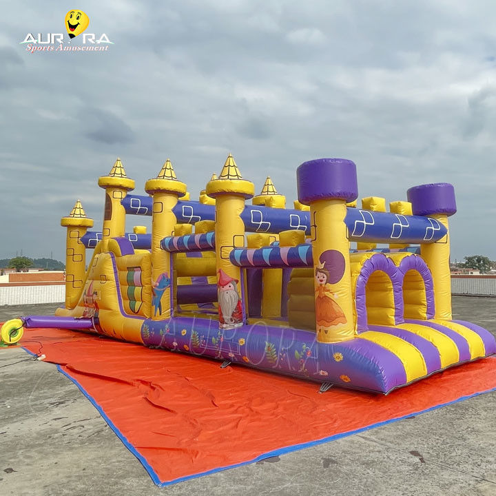 Komercyjny pływający tor przeszkód ze zjeżdżalnikiem wodoodporny Żółty fioletowy kolor